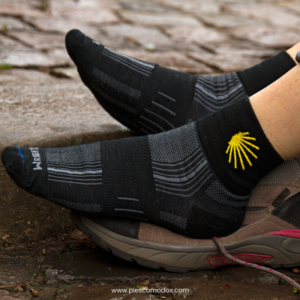 Calcetín doble capa WrightSock - Stride Un Cuarto Concha Camino de Santiago color negro imagen PiesComodos