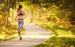 chica corriendo en un parque